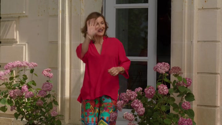 Emily_in_Paris_S02E08_WEBRip_x264-ION10_0836.jpg