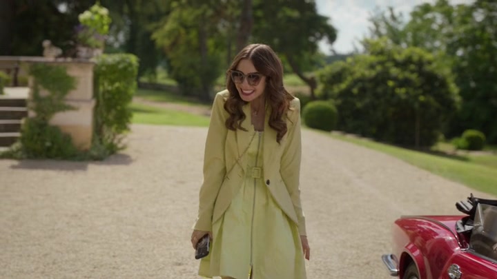 Emily_in_Paris_S02E08_WEBRip_x264-ION10_0839.jpg