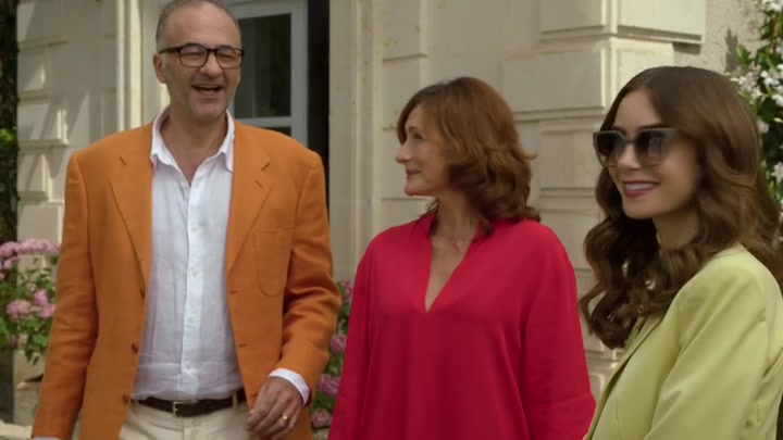 Emily_in_Paris_S02E08_WEBRip_x264-ION10_0860.jpg