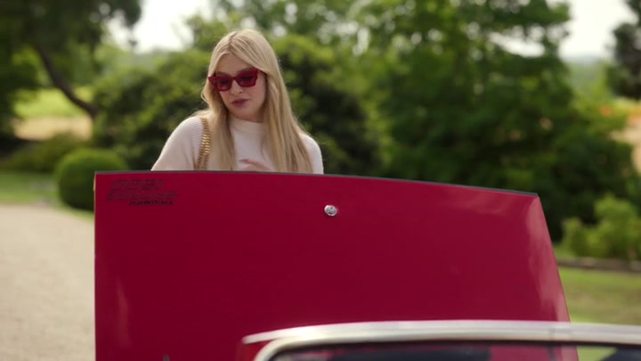 Emily_in_Paris_S02E08_WEBRip_x264-ION10_0863.jpg