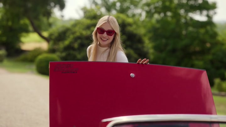 Emily_in_Paris_S02E08_WEBRip_x264-ION10_0868.jpg