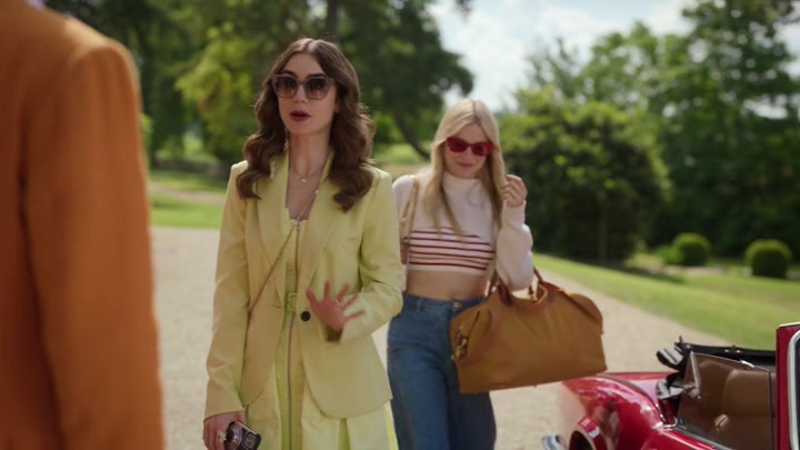 Emily_in_Paris_S02E08_WEBRip_x264-ION10_0871.jpg