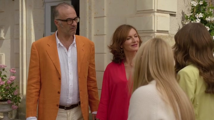 Emily_in_Paris_S02E08_WEBRip_x264-ION10_0876.jpg
