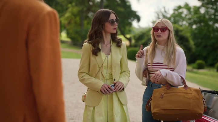 Emily_in_Paris_S02E08_WEBRip_x264-ION10_0887.jpg