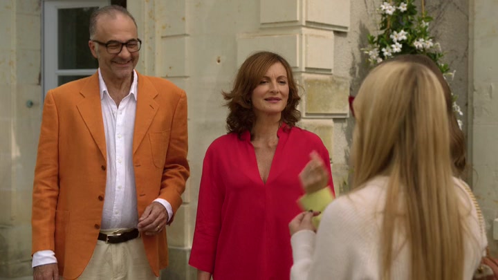 Emily_in_Paris_S02E08_WEBRip_x264-ION10_0890.jpg