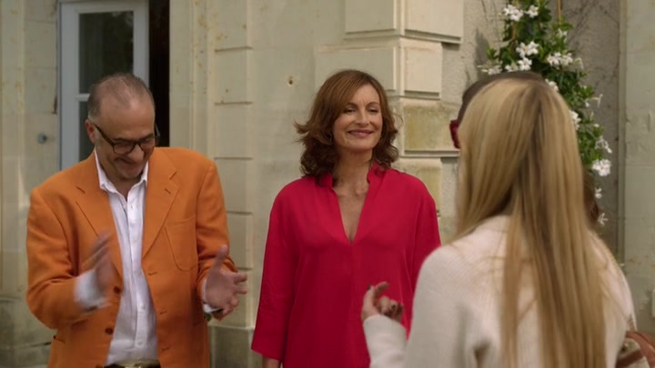 Emily_in_Paris_S02E08_WEBRip_x264-ION10_0891.jpg