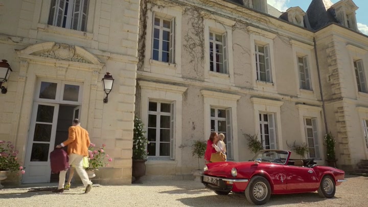 Emily_in_Paris_S02E08_WEBRip_x264-ION10_0901.jpg