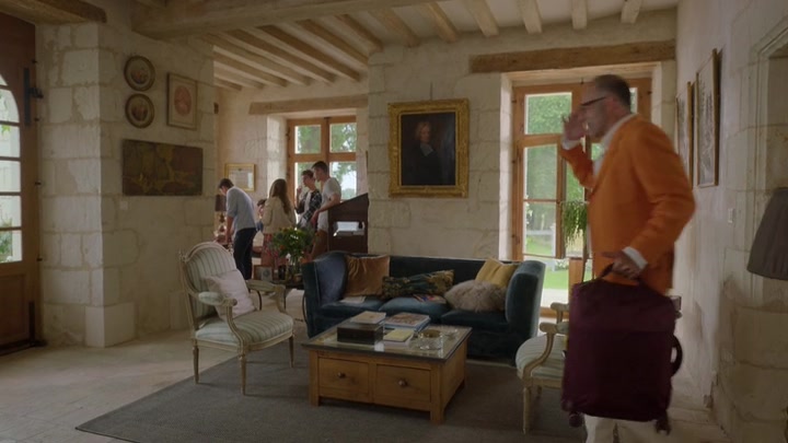 Emily_in_Paris_S02E08_WEBRip_x264-ION10_0904.jpg