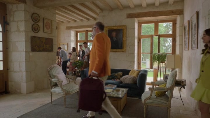 Emily_in_Paris_S02E08_WEBRip_x264-ION10_0906.jpg