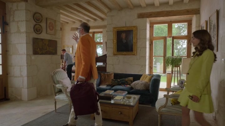 Emily_in_Paris_S02E08_WEBRip_x264-ION10_0907.jpg