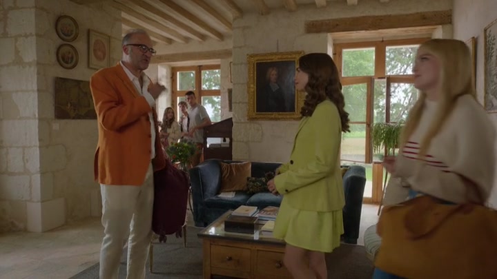 Emily_in_Paris_S02E08_WEBRip_x264-ION10_0910.jpg
