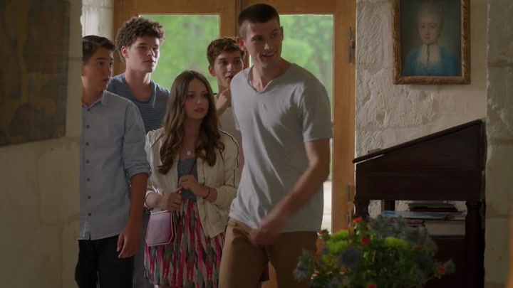 Emily_in_Paris_S02E08_WEBRip_x264-ION10_0916.jpg