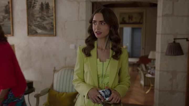 Emily_in_Paris_S02E08_WEBRip_x264-ION10_0919.jpg