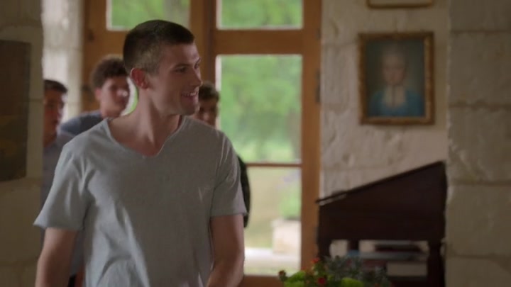 Emily_in_Paris_S02E08_WEBRip_x264-ION10_0921.jpg