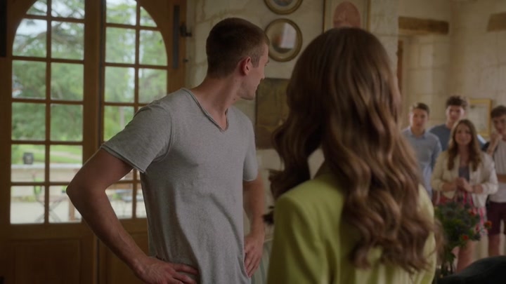 Emily_in_Paris_S02E08_WEBRip_x264-ION10_0935.jpg