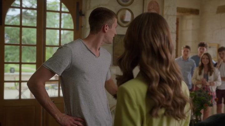 Emily_in_Paris_S02E08_WEBRip_x264-ION10_0936.jpg