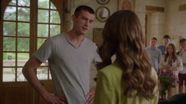 Emily_in_Paris_S02E08_WEBRip_x264-ION10_0939.jpg