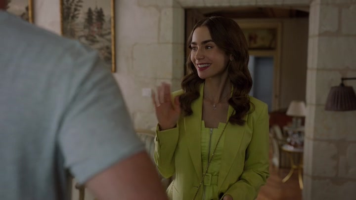 Emily_in_Paris_S02E08_WEBRip_x264-ION10_0946.jpg