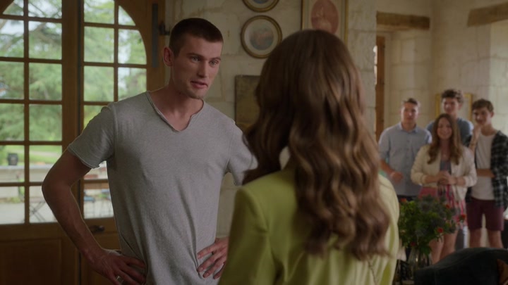 Emily_in_Paris_S02E08_WEBRip_x264-ION10_0951.jpg