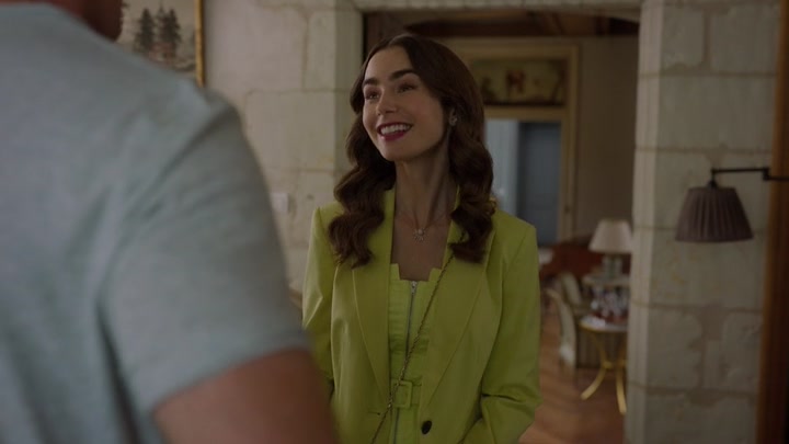 Emily_in_Paris_S02E08_WEBRip_x264-ION10_0955.jpg