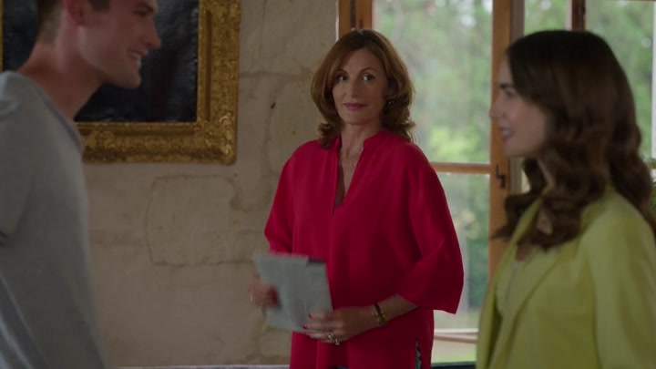 Emily_in_Paris_S02E08_WEBRip_x264-ION10_0960.jpg