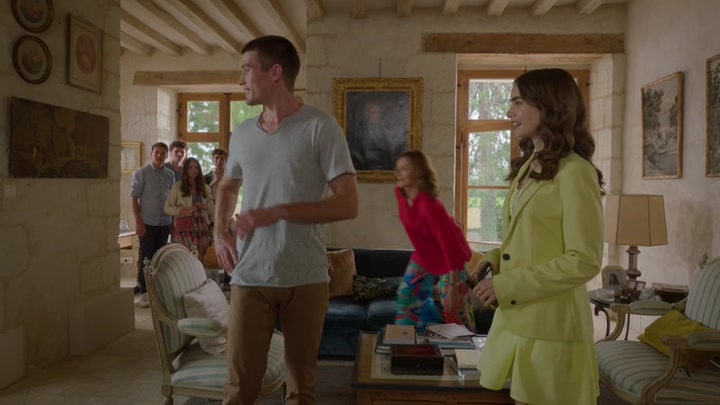 Emily_in_Paris_S02E08_WEBRip_x264-ION10_0962.jpg