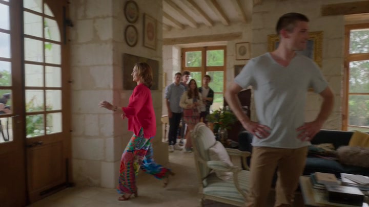 Emily_in_Paris_S02E08_WEBRip_x264-ION10_0965.jpg