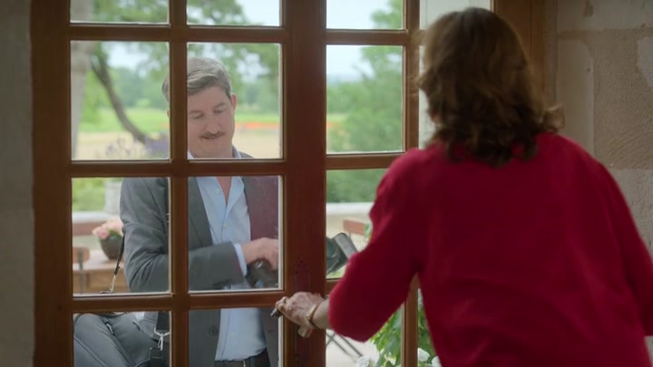 Emily_in_Paris_S02E08_WEBRip_x264-ION10_0967.jpg