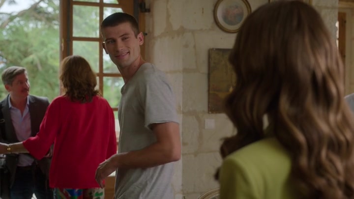 Emily_in_Paris_S02E08_WEBRip_x264-ION10_0974.jpg