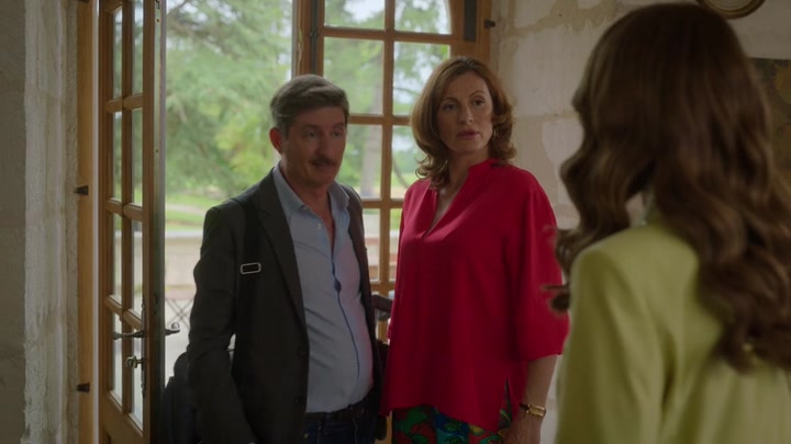 Emily_in_Paris_S02E08_WEBRip_x264-ION10_0986.jpg