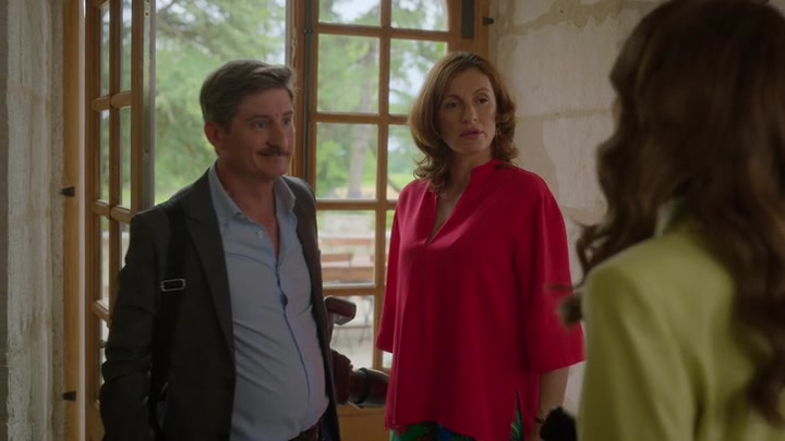 Emily_in_Paris_S02E08_WEBRip_x264-ION10_0987.jpg