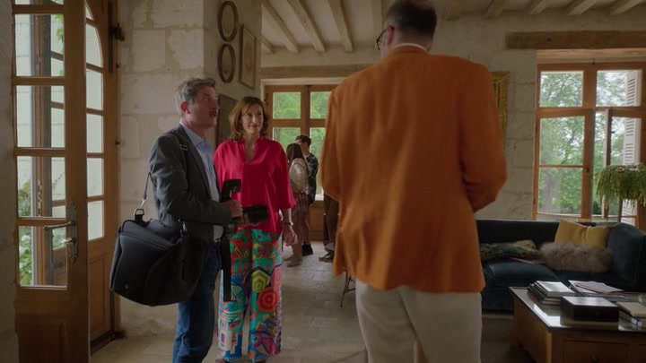 Emily_in_Paris_S02E08_WEBRip_x264-ION10_0992.jpg