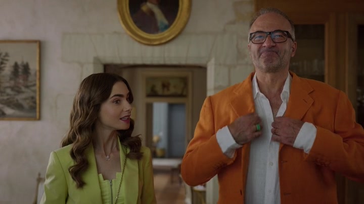 Emily_in_Paris_S02E08_WEBRip_x264-ION10_1004.jpg