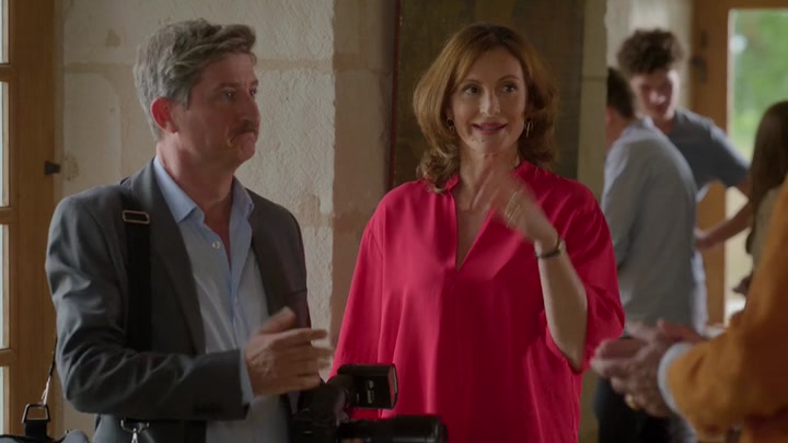 Emily_in_Paris_S02E08_WEBRip_x264-ION10_1005.jpg