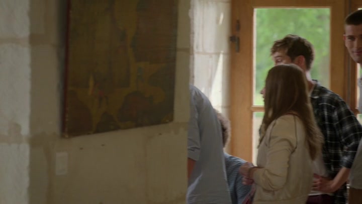 Emily_in_Paris_S02E08_WEBRip_x264-ION10_1013.jpg