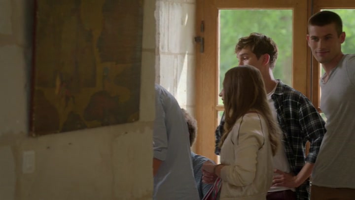 Emily_in_Paris_S02E08_WEBRip_x264-ION10_1014.jpg