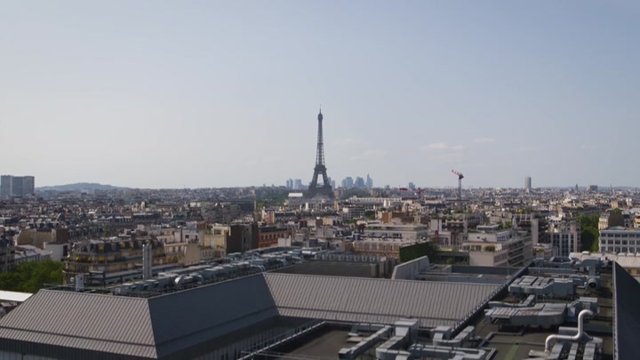 Emily_in_Paris_S02E08_WEBRip_x264-ION10_1016.jpg