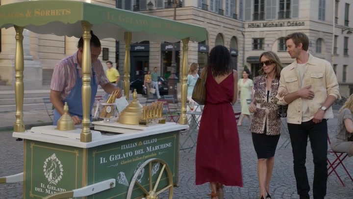 Emily_in_Paris_S02E08_WEBRip_x264-ION10_1026.jpg