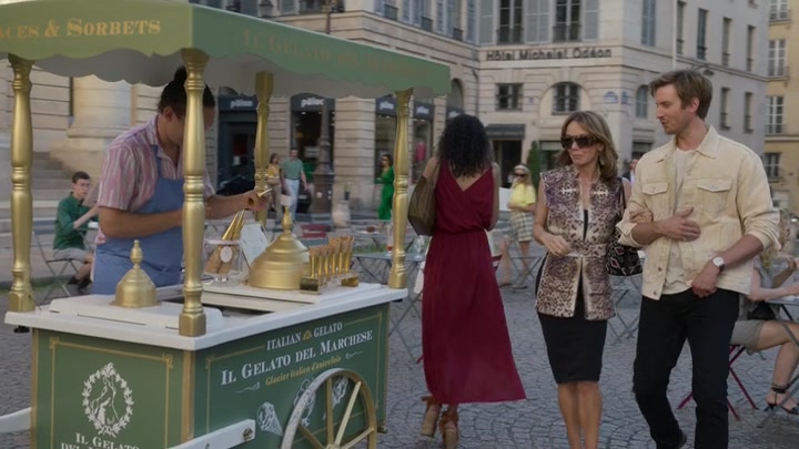 Emily_in_Paris_S02E08_WEBRip_x264-ION10_1027.jpg