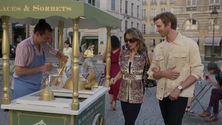 Emily_in_Paris_S02E08_WEBRip_x264-ION10_1030.jpg