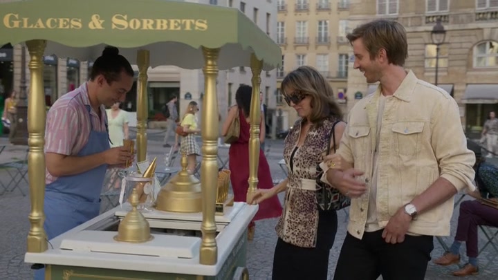 Emily_in_Paris_S02E08_WEBRip_x264-ION10_1031.jpg