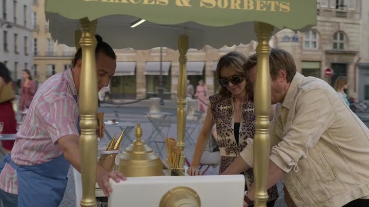 Emily_in_Paris_S02E08_WEBRip_x264-ION10_1035.jpg