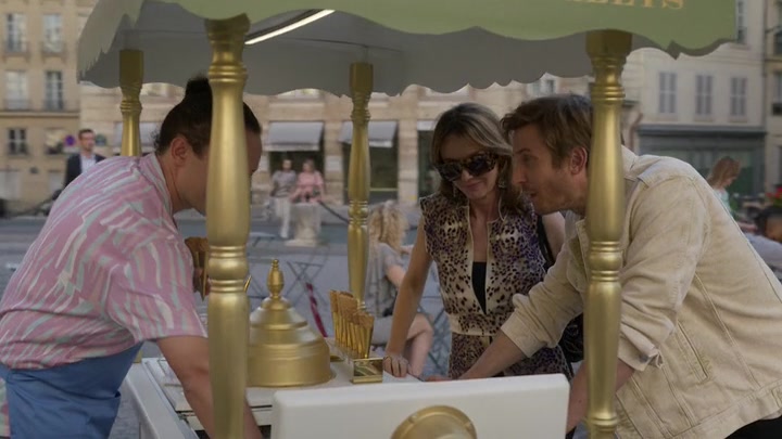 Emily_in_Paris_S02E08_WEBRip_x264-ION10_1036.jpg