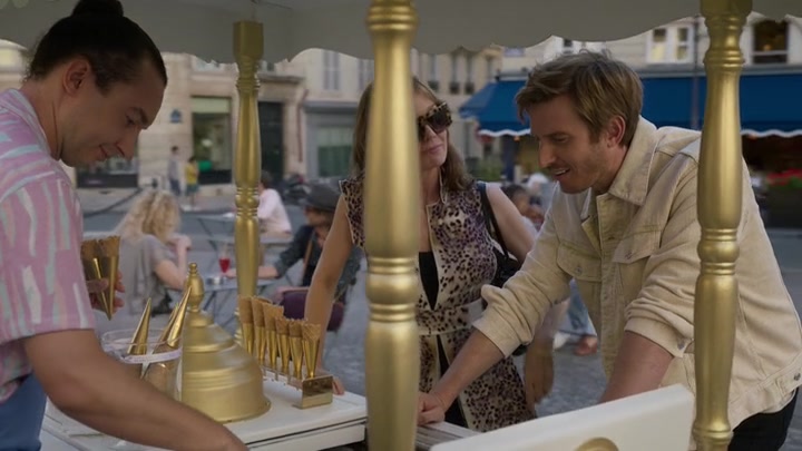 Emily_in_Paris_S02E08_WEBRip_x264-ION10_1039.jpg