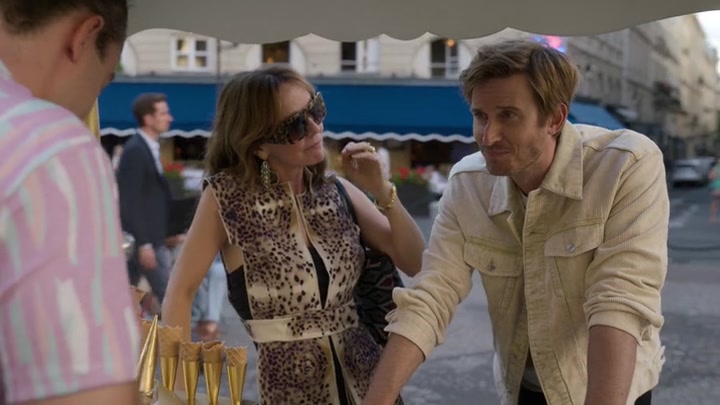 Emily_in_Paris_S02E08_WEBRip_x264-ION10_1045.jpg