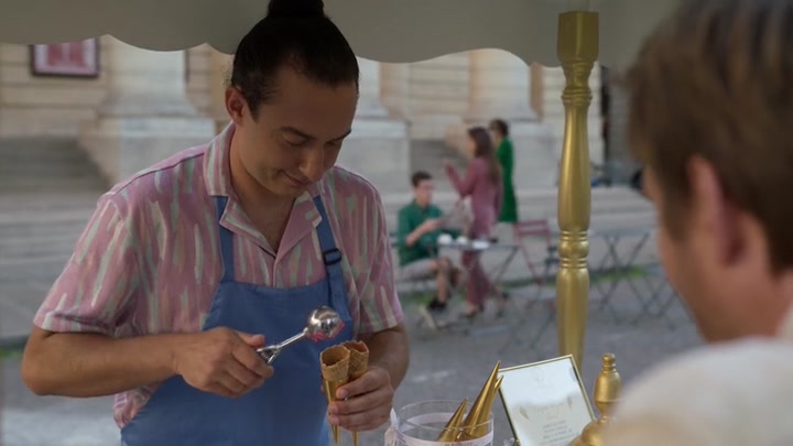 Emily_in_Paris_S02E08_WEBRip_x264-ION10_1047.jpg