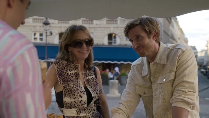 Emily_in_Paris_S02E08_WEBRip_x264-ION10_1069.jpg