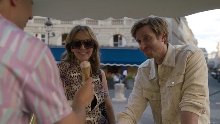 Emily_in_Paris_S02E08_WEBRip_x264-ION10_1070.jpg