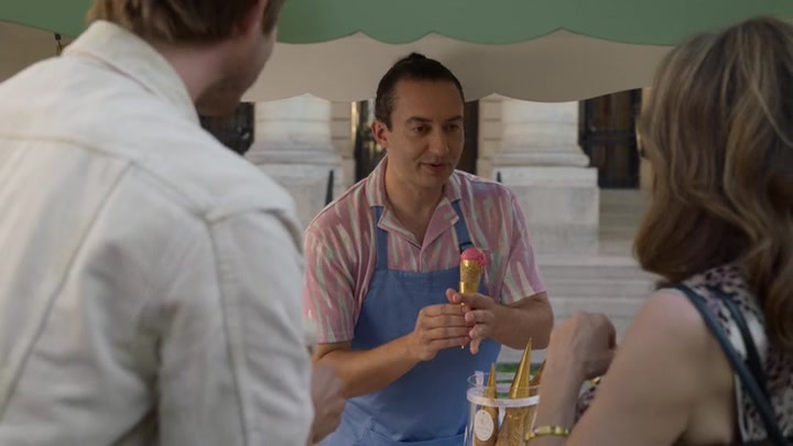 Emily_in_Paris_S02E08_WEBRip_x264-ION10_1073.jpg