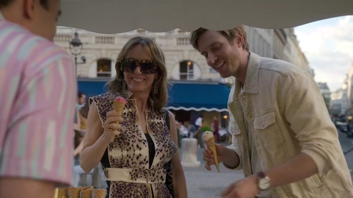 Emily_in_Paris_S02E08_WEBRip_x264-ION10_1076.jpg